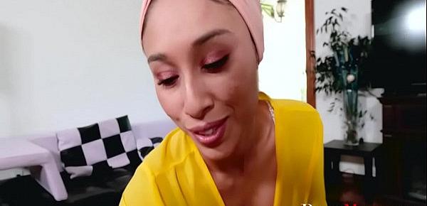  Discovering Mom&039;s Sexy Side While She Fucks Me In Hijab- Cali Lee